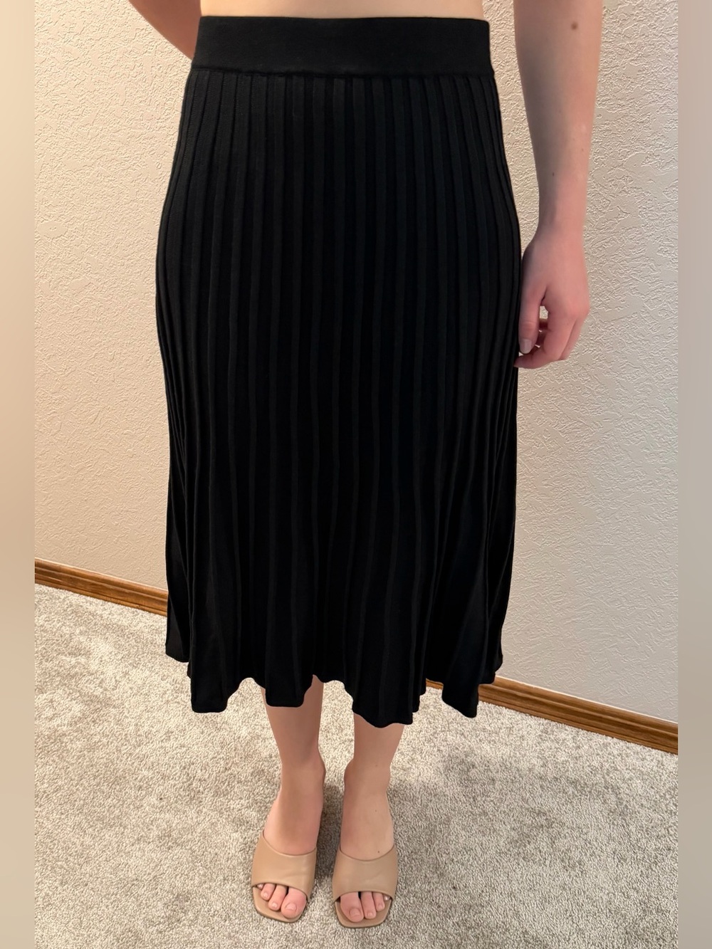 T Tahari Ladies Small Black Knit Pleated A-Line Midi Skirt Classic Office Work